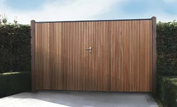 Blij Buitenshuis Grijp Een houten tuinpoort laten plaatsen - Exterior Living