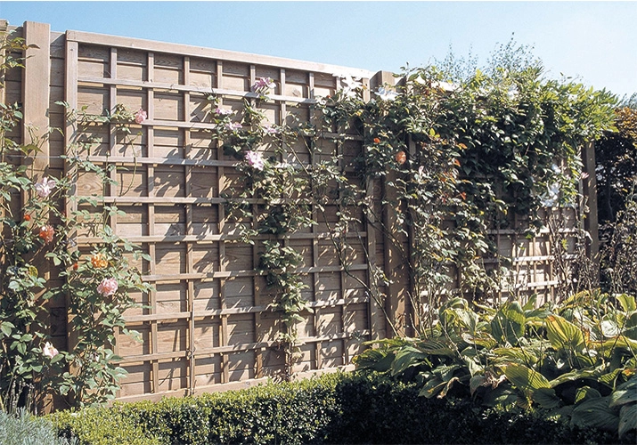 Créer de l'intimité dans son jardin avec une clôture moderne